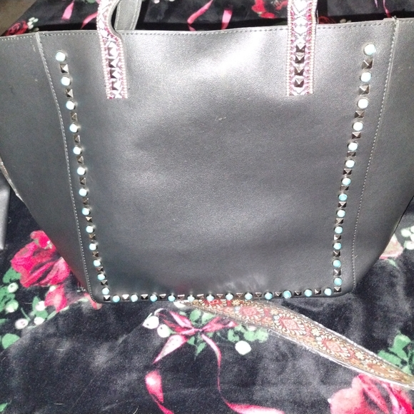 Two piece set black leather tote with long adjustable strap and large makeup bag - Picture 5 of 7